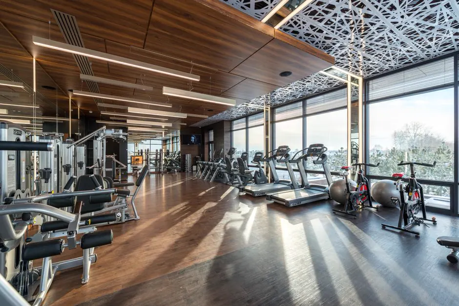 Heller Trainingsbereich eines Fitnessstudios mit Laufbändern und Geräten